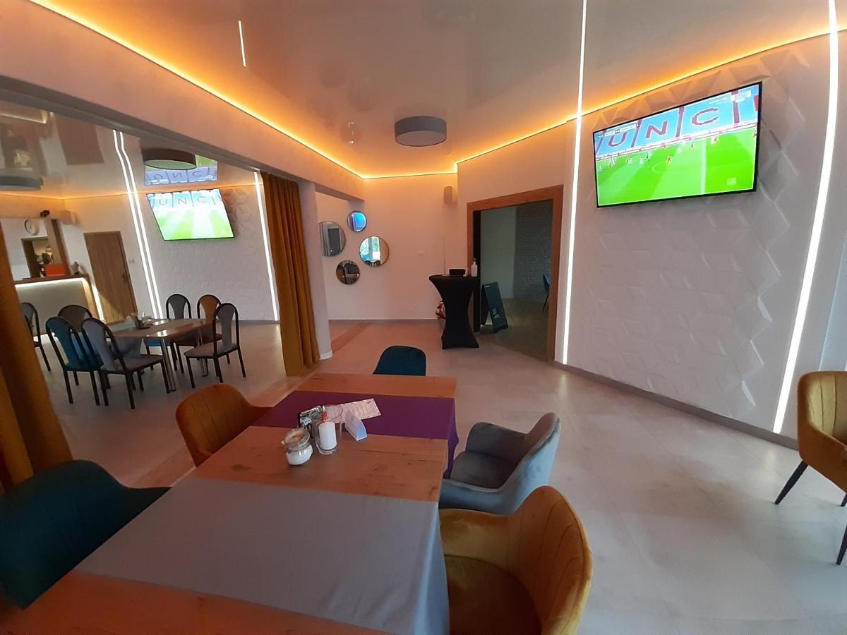 Route One - Restauracja & Pokoje Hotelowe Zgierz Kültér fotó